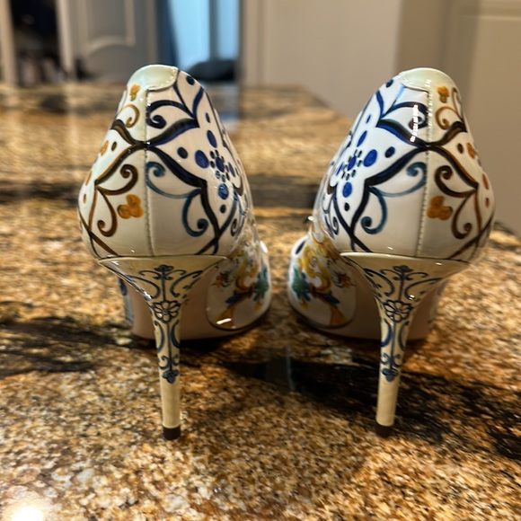 Never worn patent leather painted Majorca dolce and gabbana pumps. Size 36(6) - Picture 3 of 7